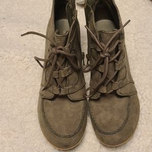 Maurice's olive green fake suede wedge 7